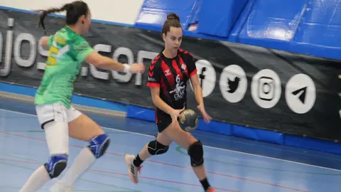 Imagen de archivo de una jugadora del CICAR Lanzarote Ciudad de Arrecife intentando penetrar la denfensa rival.