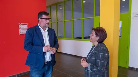 El alcalde de San Bartolomé con la concejal de Educación.