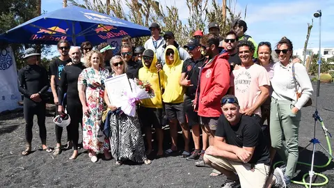 Actor homenaje Wingfoil de Costa Teguise.