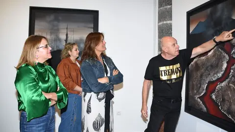 El artista explicando su obra a las concejalas de Teguise.