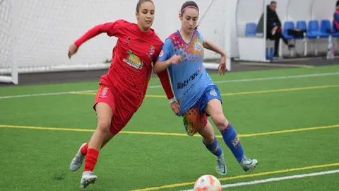 Imagen de archivo de una jugadora del FC Puerto del Carmen disputando un balón.