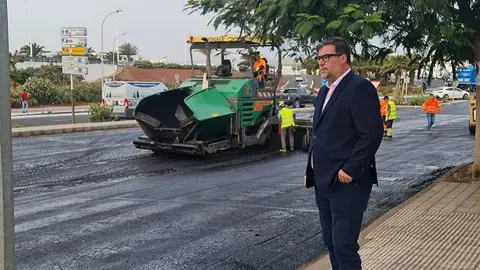 Isidro Pérez junto a las obras de reasfaltado de Playa Honda.