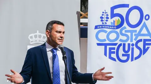 Oswaldo Betancort presentando los actos finales del aniversario de Costa Teguise