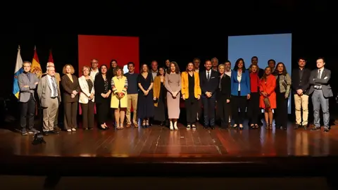 María Dolores Corujo y Ariagona González junto a los premiados.