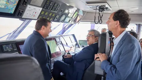 El vicepresidente durante su visita a las instalaciones de Fred. Olsen en Santa Cruz de Tenerife.