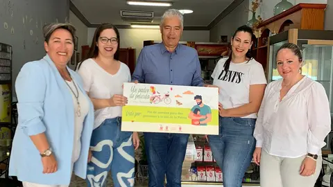 Entrega del premio de la Campaña Día del Padre a Yurena Rodríguez Hernaìndez.