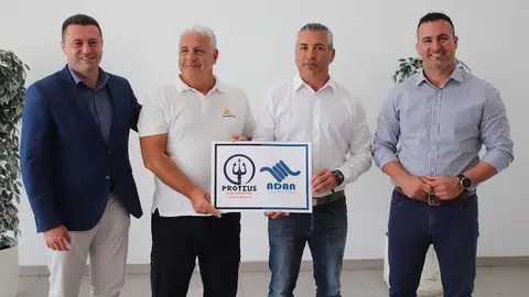Óscar Noda y Ángel Lago junto a representantes del club ADAN y PROTEUS