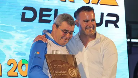 Ángel Lago en uno de los momentos más emocionantes, el homenaje a Iván Carballo