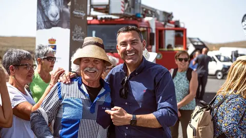Oswaldo Betancort este sábado con los mayores que acudieron a la feria organizada por Teguise
