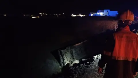 Imagen del vehículo en la zona en la que se lo encontraron los bomberos