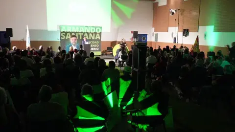 Armando Santana hablando para un abarrotado centro cívico