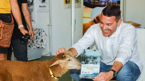 Oswaldo Betancort con uno de los animales premiados en la feria