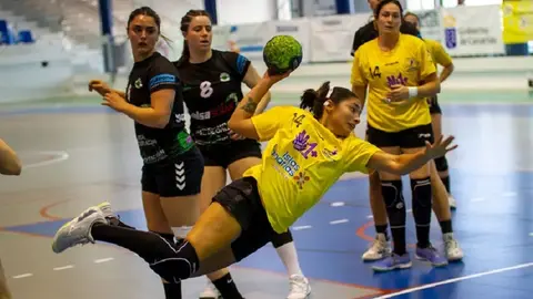 Jugadora del Puerto del Carmen realizando un lanzamiento.