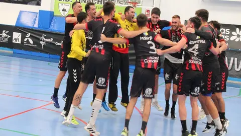 Jugadores del San José Obrero celebrando el primer puesto y la clasificación para la fase de ascenso.