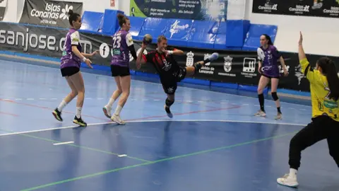 Jugadora del CICAR Lanzarote realizando un lanzamiento.