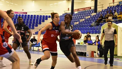 Jugadora del Magec Tías intentando penetrar la defensa rival.