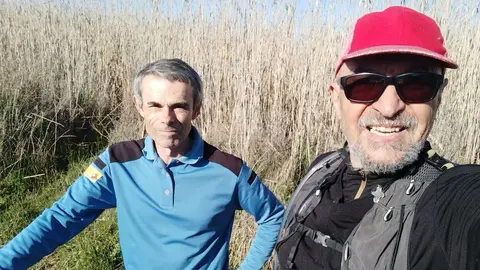 Pedro César con su nuevo amigo Diego, que le ayudó a salir de un buen lío al comienzo de su aventura.