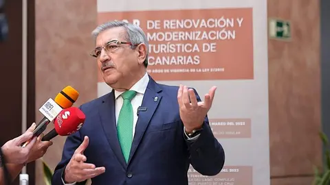 Rodríguez abre en Fuerteventura la tercera de las cuatro jornadas previstas sobre renovación y modernización turísticas.