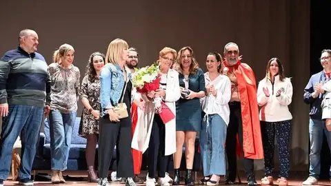 Imagen del merecido homenaje a una mujer que lo ha dado por el teatro en su municipio