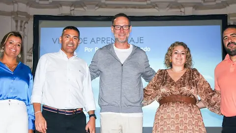 Pedro García Aguado con el alcalde de Teguise y tres de sus concejales.