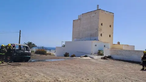 Imagen del vehículo incendiado.