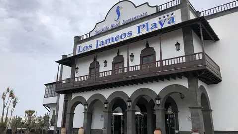 Fachada del hotel Los Jameos Playa.