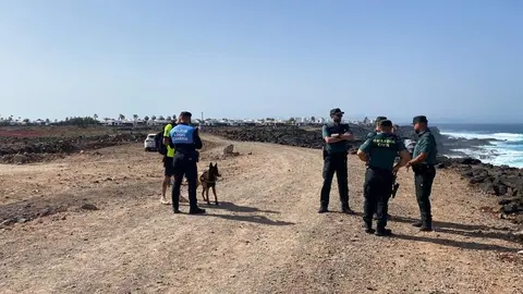 Imagen de los guardias civiles y la policía local que participaron en la denuncia.