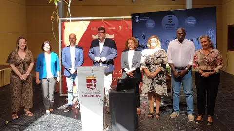 Componentes del grupo de gobierno de San Bartolomé junto a Isidro Pérez.