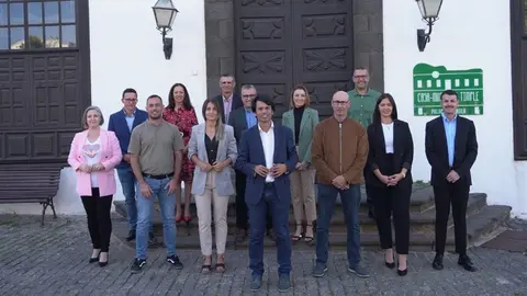 Marcos Bergaz junto al resto de componentes del PSOE en Teguise.