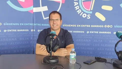 Antonio Morales en el estudio del programa Entre Barrios