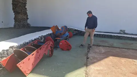 Isidro Pérez en las obras del parque Félix Rodríguez de la Fuente en San Bartolomé.