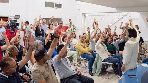 Imagen de la votación en la reunión de CC.