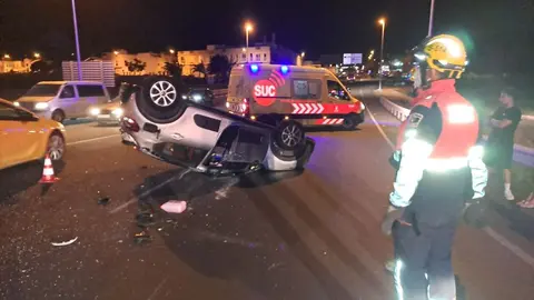 Vuelco en la rotonda de los cuarteles.