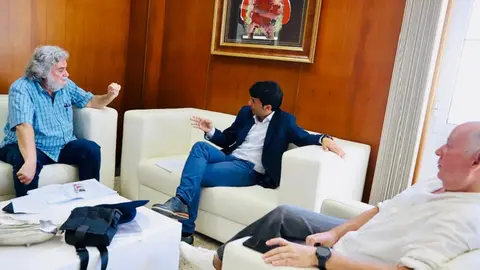 Encuentro de Marcos Bergaz con los representantes de la Sociedad Democracia.