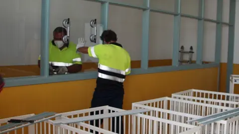 Operarios en el aula para niños de 2 a 3 años en el CEIP Playa Blanca.