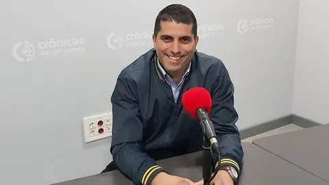 Benjamín Perdomo en los estudios de Crónicas Radio.