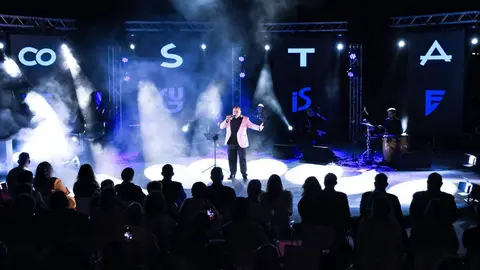 Momento de una de las actuaciones del cierre del 50 aniversario de Costa Teguise celebrado en la playa de Las Cucharas