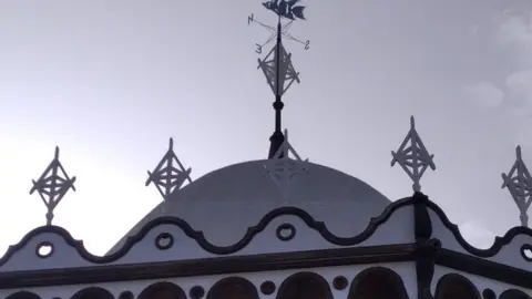 Imagen de la veleta reparada.