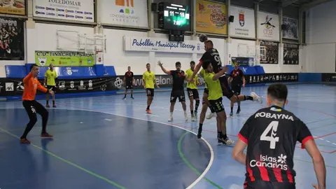 Imagen de archivo de un jugador del Lanbit Lanzarote penetrando la defensa rival.