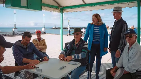 Astrid Pérez junto a los mayores de Arrecife.