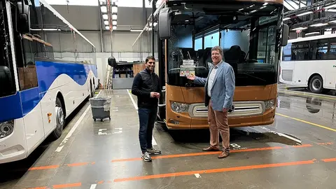 Benjamin Perdomo junto a las nuevas guaguas para la Ruta de los Volcanes.