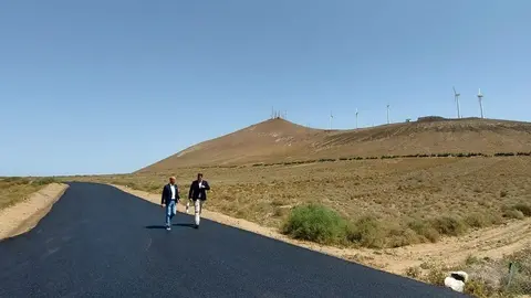 Isidro Pérez y Raúl de León en el camino de Montaña Mina reasfaltado.