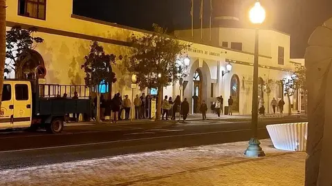 Cola de gente en los exteriores del Ayuntamiento de Arrecife.