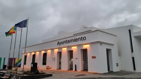 Imagen de la fachada del Ayuntamiento de Tías.