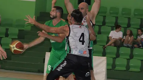 Jugadores del Maramajo defendiendo al jugador rival.