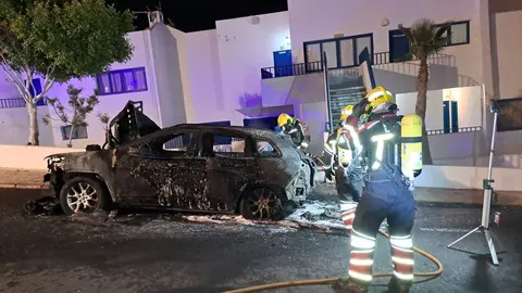 Momento de la actuación de los bomberos en Puerto del Carmen