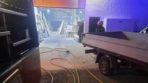 Imagen del final de la actuación de los bomberos en la carpintería