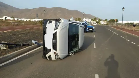 Imagen del vehículo volcado en Playa Blanca.