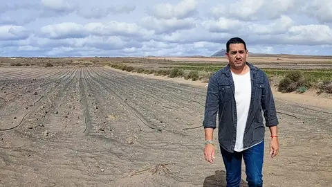 Yone Caraballo en un terreno de Jable.