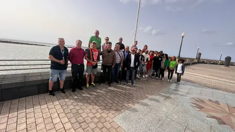 Armando Santana junto a representantes de la comunidad gitana